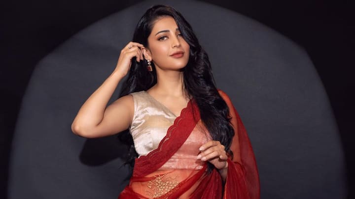 Shruti Haasan Photos : హీరోయిన్ శృతి హాసన్ రోటీన్ బ్లాక్ కలర్​ బాయ్ చెప్పి.. రెడ్ కలర్ శారీ కట్టుకుంది. ఈ లుక్​లో శృతి చాలా అందంగా ఫోటోలకు ఫోజులిచ్చింది.