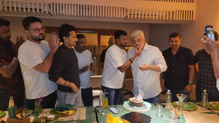 இந்த நிகழ்ச்சியின் போது எடுக்கப்பட்ட புகைப்படங்கள் இணையத்தில் வைரலாகி வருகிறது.