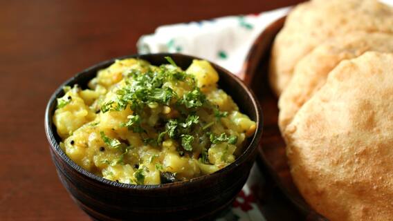 Coriander Aloo With Puri : కొత్తిమీర ఆలూ.. క్రిస్పీ పూరీలు.. కలిపి తింటే ఉంటాది.. నోరూరించే రెసిపీలు ఇవే Coriander Aloo With Puri : కొత్తిమీర ఆలూ.. క్రిస్పీ పూరీలు.. కలిపి తింటే ఉంటాది.. నోరూరించే రెసిపీలు ఇవే
