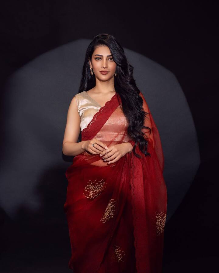 చాలారోజుల తర్వాత శృతిహాసన్ కలర్​ఫుల్​గా కనిపించింది. రోటీన్ కలర్​కు భిన్నంగా రెడ్ కలర్ చీరకట్టుకుని చాలా అందంగా కనిపించింది.  (Images Source : Instagram/shrutzhaasan)