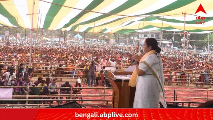 শীতলকুচির প্রসঙ্গে বলতে গিয়ে মুখ্যমন্ত্রী নাম না করে বর্তমানে বীরভূমে বিজেপির প্রার্থীকে আক্রমণ শানান। বলেন, 'যে লোকটির নির্দেশে হয়েছিল... তাঁর বিরুদ্ধে সরকারের দুটো DP চলছে। ভিজিল্যান্স পরিষ্কার হয়নি। কিন্তু ভারতবর্ষের সরকার তাঁকে ক্লিয়ারেন্স দিয়ে দিয়েছে। কোনও আইন কানুন কিছু মানে না।' (ছবি:Mamata Banerjee Facebook)