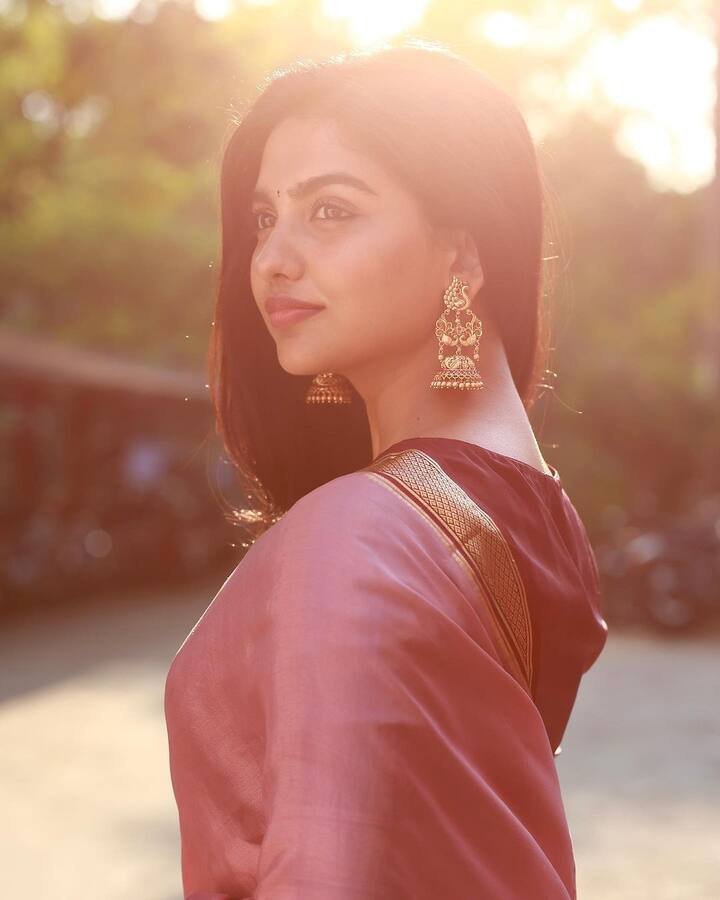 ఇందులో తన యాక్టింగ్ స్కిల్స్, లుక్తో యూత్ని ఫిదా చేసింది. దీంతో ప్రస్తుతం కుర్రకారు అంతా మమిత పేరునే కలవరిస్తుంది.