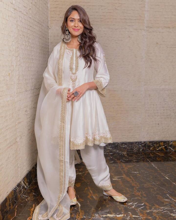 अभिनेत्री मृणाल ठाकुर की अपने माता-पिता के साथ तस्वीरें ,मृणाल ठाकुर: मृणाल ने पहली बार माता-पिता का परिचय कराया और मृणाल की तेलुगु में पहली फिल्म 'सीता राम' सनसनीखेज सफलता थी। इससे अन्य भाषाओं में भी उनका अच्छा क्रेज आया। उसके बाद क्रेजी प्रोजेक्ट्स कर रहा हूं।' फोटो क्रेडिट: मृणाल ठाकुर/इंस्टाग्राम