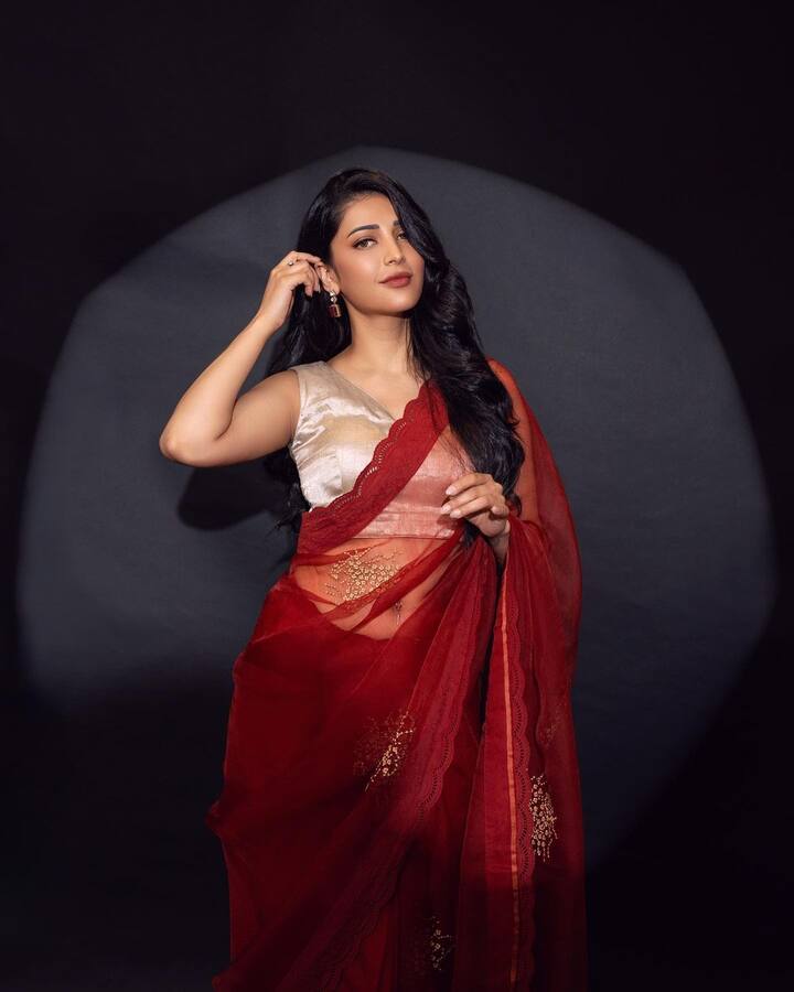 శృతిహాసన్ నటిగా, సింగర్గా, మంచి డ్యాన్సర్గా గుర్తింపు తెచ్చుకుంది. తాజాగా సలార్ సినిమాలో నటించింది. ప్రస్తుతం అడవి శేష్తో నటిస్తుంది. (Images Source : Instagram/shrutzhaasan)