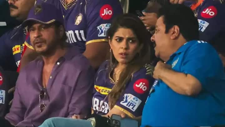 IPL 2024: विखाशापत्तनम में कोलकाता नाइट राइडर्स के मालिक शाहरुख खान के साथ एक महिला मैच देखती नजर आई. इस महिला का फोटो सोशल मीडिया पर तेजी से वायरल हो रहा है.