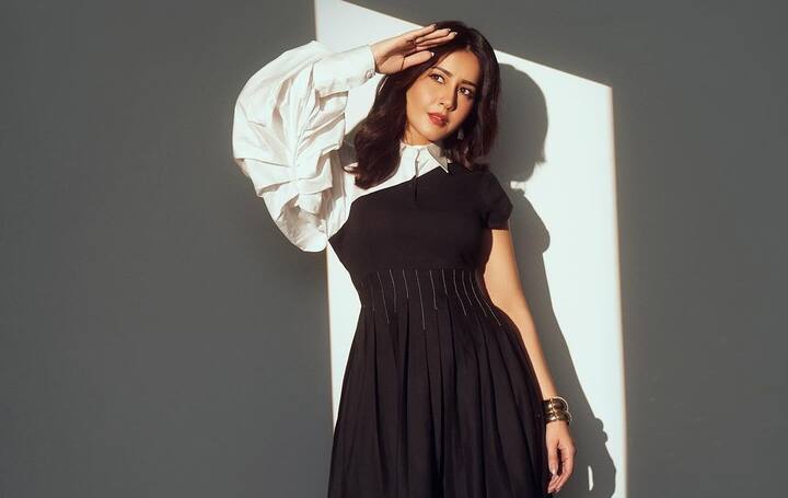 இந்தியில் வெளியான 'மெட்ராஸ் கபே’ என்ற படத்தில் துணை நடிகையாக அறிமுகமானார்.