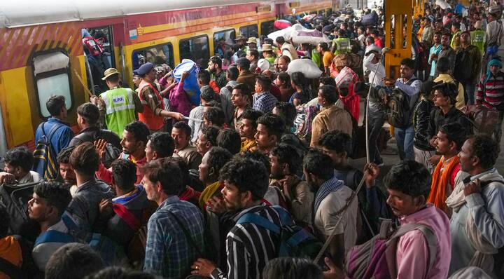 ट्रेन में अगले दो स्टेशन तक सीट को रिजर्व रखा जाता है, यानी अगर आप चाहें तो अगले स्टेशन पर पहुंचकर ट्रेन पकड़ने की कोशिश कर सकते हैं.