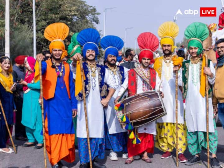 बैसाखी के दिन ढोल-नगाड़ों पर नाचते गाते हैं. इस दिन गुरूद्वारों में विशेष आयोजन किए जाते हैं . गुरूद्वारों में गुरू ग्रंथ साहिब का पाठ और भजन-कीर्तन किया जाता है और लंगर का आयोजन किया जाता है.