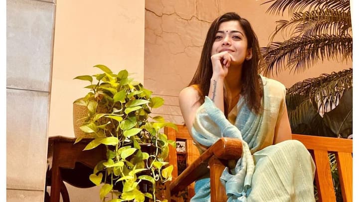 দীপাবলি থেকে শুরু করে, বিভিন্ন অনুষ্ঠানে শাড়ি পরতে ভালবাসেন রশ্মিকা। সোশ্যাল মিডিয়ায় তিনি শেয়ার করে নেন সেই সমস্ত ছবিও, সঙ্গে শুভেচ্ছাবার্তা