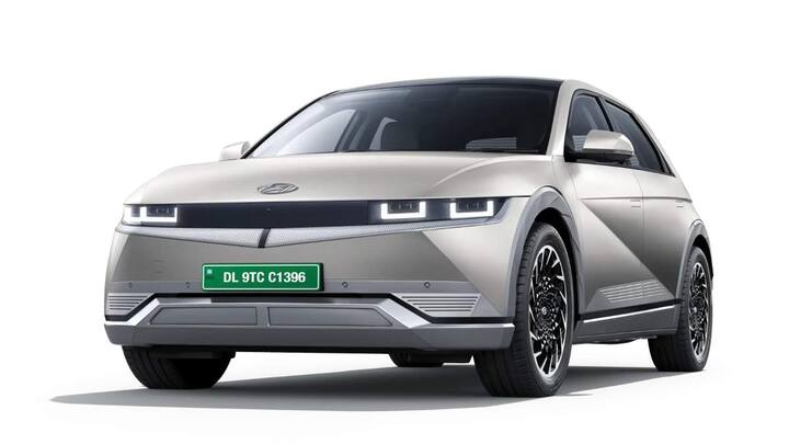 हुंडई IONIQ 5 भी हाई रेंज देने वाली कारों की लिस्ट में शामिल है. ये कार 18 मिनट में 10 फीसदी से 80 फीसदी की चार्जिंग कर सकती है. हुंडई की ये कार सिंगल चार्जिंग में 604 किलोमीटर की रेंज देती है. इस कार की एक्स-शोरूम प्राइस 45.95 लाख रुपये है.