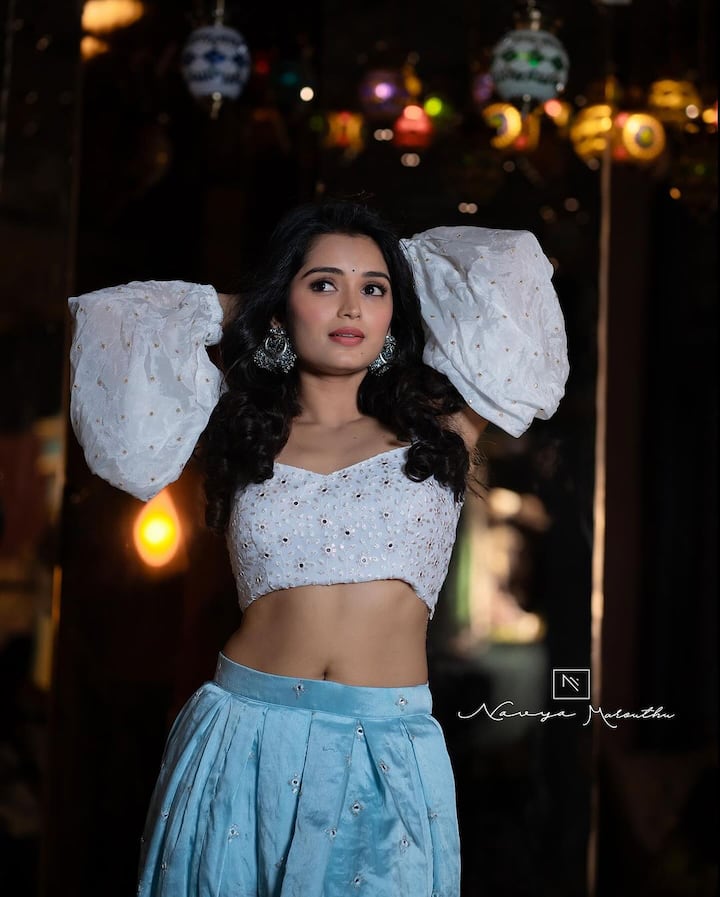 ఈ ఫోటోలను ఇన్స్టాలో షేర్ చేసి.. Dilbar dilbar💙🤍💙🤍🧿 అంటూ క్యాప్షన్ ఇచ్చింది. బ్యాక్గ్రౌండ్గా దిల్బర్ దిల్బర్ సాంగ్ని పెట్టింది.(Images Source : Instagaram/priyankamjain)