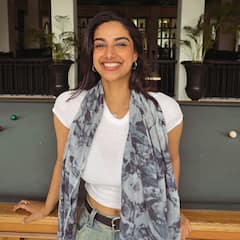 Meenakshi Chaudhary: టైట్‌ ఫిట్‌లో గ్లామర్‌ ట్రీట్‌ ఇస్తున్న 'గుంటూరు కారం' బ్యూటీ మీనాక్షి చౌదరి