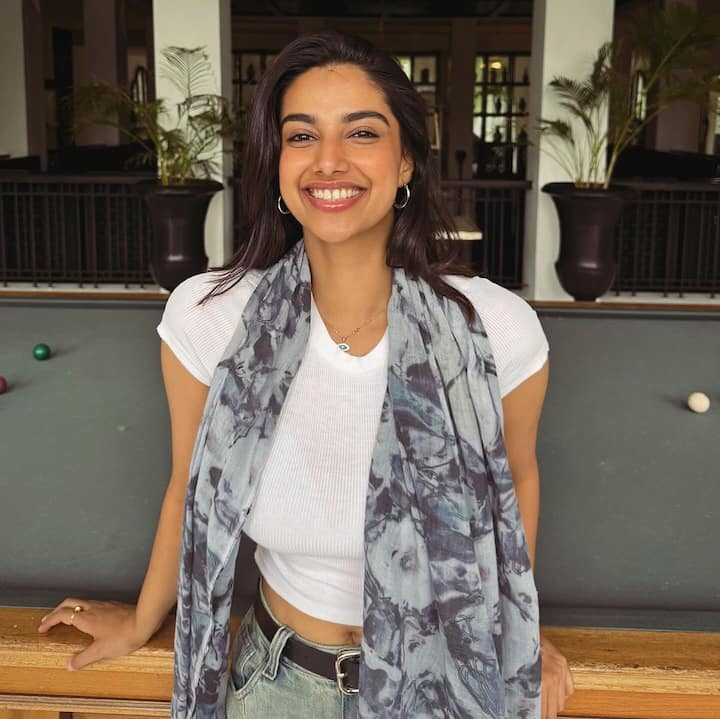 Meenakshi Chaudhary Photos: మీనాక్షి చౌదరి.. ప్రత్యేకంగా పరిచయం అవసరం లేని పేరు. అక్కినేని హీరో సుశాంత్ జంటగా 'ఇచ్చట వాహనములు నిలపరాదు' మూవీతో టాలీవుడ్ ఎంట్రీ ఇచ్చింది.