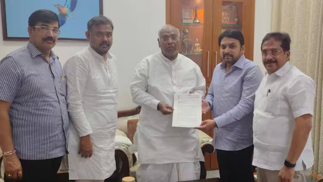 Sanjay Raut in Sangli and there Vishwajeet Kadam left for Delhi immediately with Vishal Patal over sangli loksabha seat Vishwajeet Kadam : इकडं संजय राऊत सांगलीत अन् तिकडं विश्वजित कदम विशाल पाटलांसह तातडीने दिल्लीला रवाना!