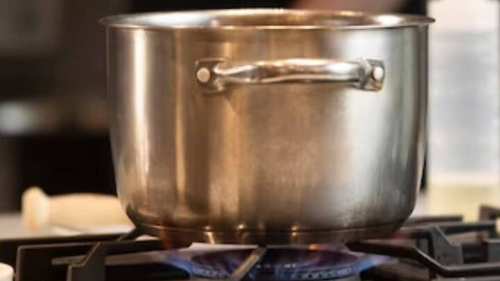 प्रेशर कुकर में जब भी इस्तेमाल करें तो चम्मच या छोलनी का इस्तेमाल करें. ऐसा करेंगे कि प्रेशर कुकर का प्रेशर आसानी से निकलेगा.