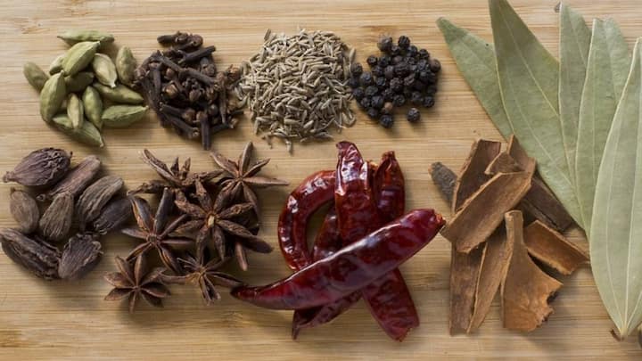 इलायची में भरपूर मात्रा में एंटीऑक्सीडेंट्स होते हैं. जो मांसपेशियों को मजबूत करता है. रात में खाना खाने के बाद इलायची खाने से अच्छी नींद आती है.