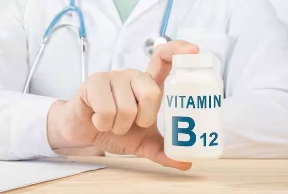 સ્વાસ્થ્ય નિષ્ણાતોના મતે વિટામિન B12 શરીર માટે ખૂબ જ જરૂરી છે. તે મગજના કાર્યને વધુ સારી બનાવવામાં મહત્વપૂર્ણ ભૂમિકા ભજવે છે. જો તેની માત્રા યોગ્ય હોય તો શરીર અનેક સમસ્યાઓથી બચી જાય છે. વિટામિન B12 ની ઉણપ એનિમિયાનું કારણ બને છે. જેના કારણે શરીરમાં લોહીની ઉણપ થાય છે. સગર્ભાવસ્થા દરમિયાન સ્ત્રીઓમાં એનિમિયાનું જોખમ વધારે હોય છે. તેનાથી બાળકના સ્વાસ્થ્ય પર પણ અસર થાય છે.