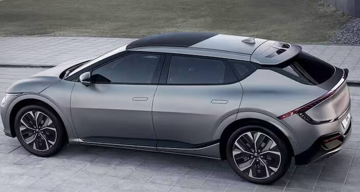 આ યાદીમાં Kia EV6 પણ સામેલ છે. આ કાર સિંગલ ચાર્જિંગમાં 708 કિલોમીટરનું અંતર કાપી શકે છે. આ કાર માત્ર 18 મિનિટમાં 10 ટકાથી 80 ટકા સુધી ચાર્જ થઈ શકે છે. Kia EV 6ની એક્સ-શોરૂમ કિંમત રૂ. 60.95 લાખથી શરૂ થાય છે અને રૂ. 65.95 લાખ સુધી જાય છે.