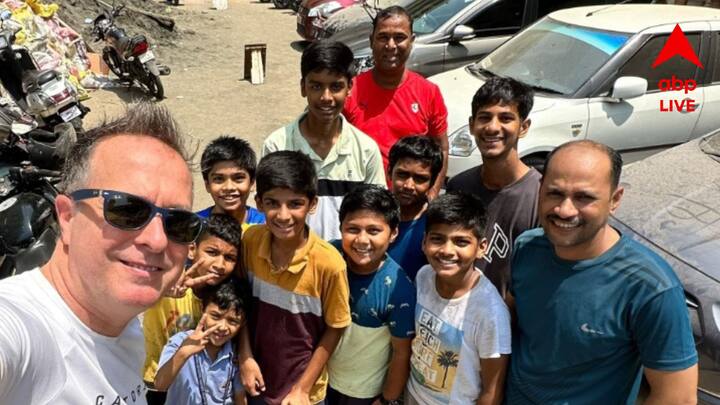 IPL 2024: Michael Vaughan plays gully cricket in Mumbai's suburbs get to know IPL 2024: আইপিএলের মাঝেই মুম্বইয়ের রাস্তায় গলি ক্রিকেটে মাতলেন প্রাক্তন ইংরেজ অধিনায়ক