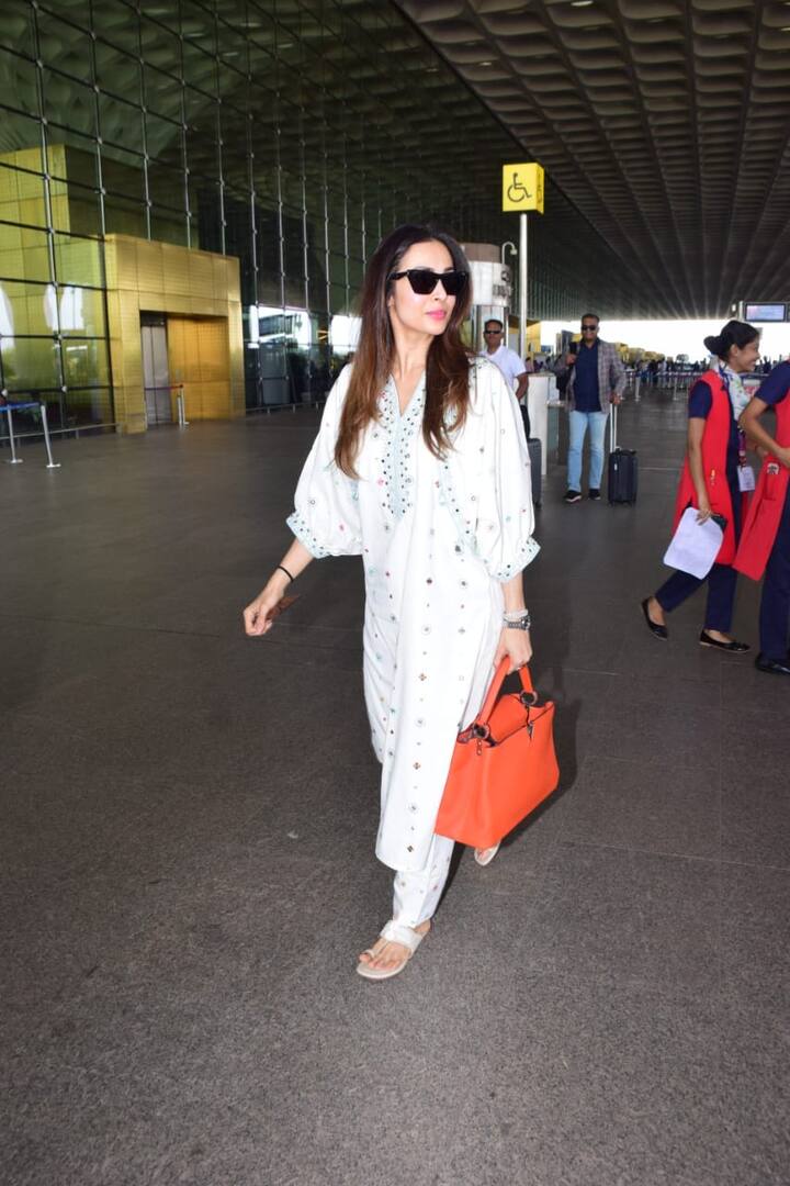 हमेशा अपने हॉट लुक से फैंस का दिल धड़काने वाली मलाइका अरोड़ा को शुक्रवार के दिन मुंबई एयरपोर्ट पर स्पॉट किया गया.