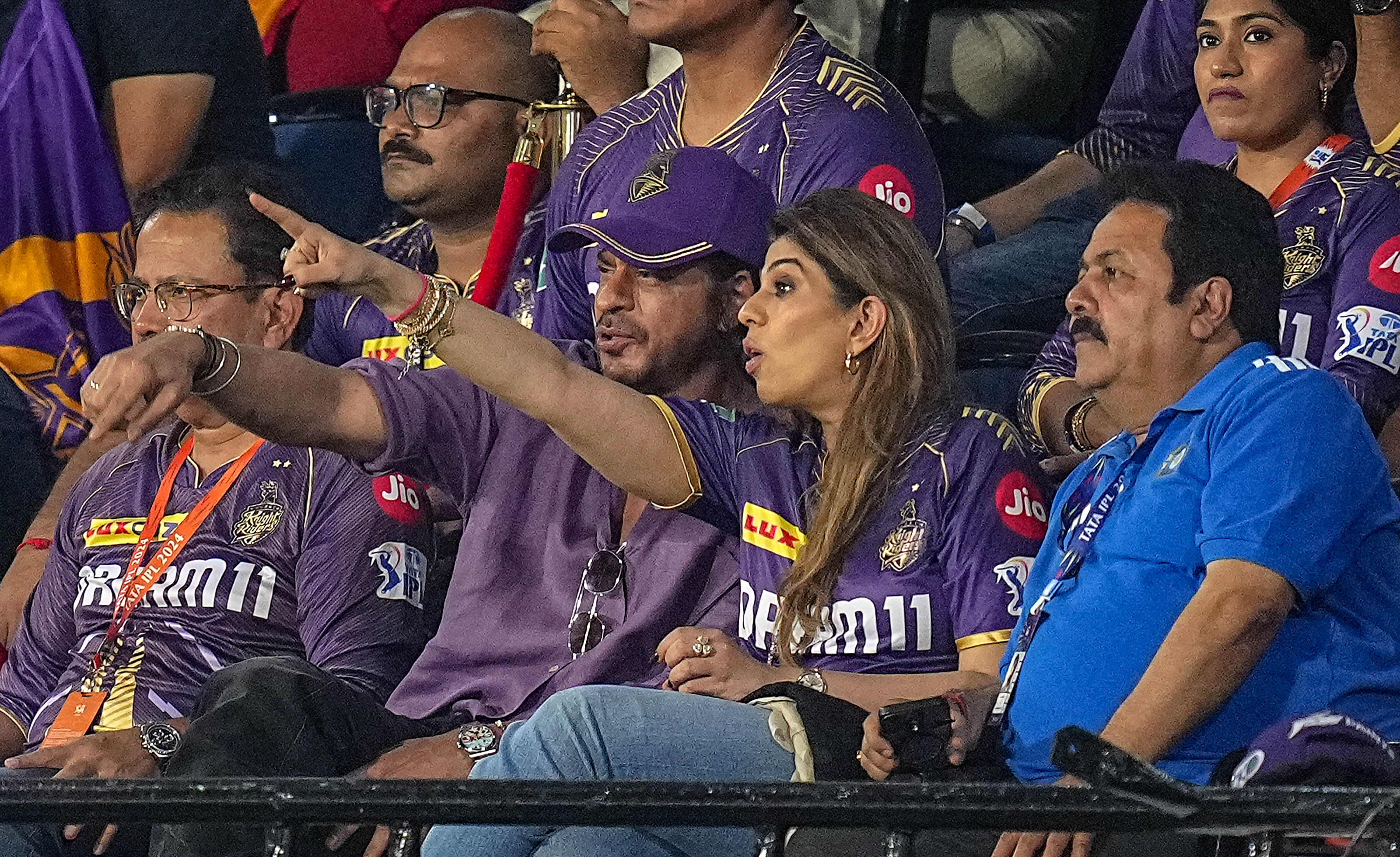 Shah Rukh Khan On KKR। কেকেআরের ড্রেসিংরুমে বরুণ-নারাইনদের সঙ্গে খুনসুটি শাহরুখের, কী বললেন বাজিগর?