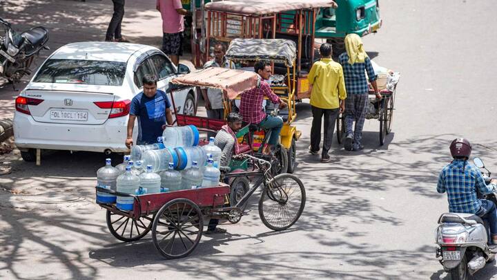 दिल्ली में शुक्रवार को दिन का तापमान 36 डिग्री से ज्यादा रहने की संभावना है.