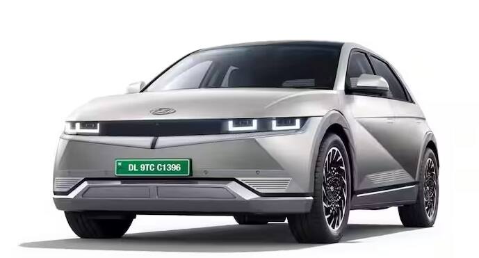 Hyundai IONIQ 5 પણ હાઇ રેન્જ ઓફર કરતી કારની યાદીમાં સામેલ છે. આ કાર 18 મિનિટમાં 10 ટકાથી 80 ટકા સુધી ચાર્જ થઈ શકે છે. Hyundaiની આ કાર સિંગલ ચાર્જિંગમાં 604 કિલોમીટરની રેન્જ આપે છે. આ કારની એક્સ-શોરૂમ કિંમત 45.95 લાખ રૂપિયા છે.