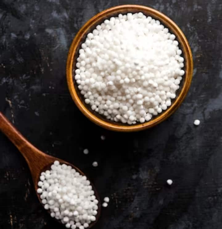 साबूदाने की खीर के लिए 1/2 कप साबूदाना, 4 कप दूध, 4 बड़े चम्मच चीनी, 1/4 छोटा चम्मच इलायची पाउडर, 1/2 कप पानी