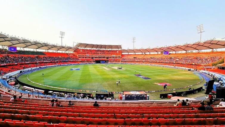 Power Restored at Uppal Stadium After HCA's Unpaid Electricity Bill Over 3 Crores SRHvsCSK: சிஎஸ்கே மேட்ச்சுக்கு பாதிப்பில்லை; இன்று ஒருநாள்தான் டைம்: மைதானத்திற்கு எச்சரிக்கை விடுத்த மின்வாரியம்