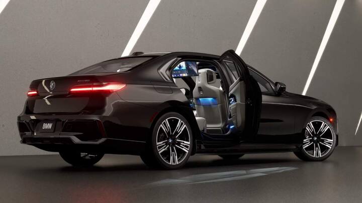 BMW i7 इलेक्ट्रिक कार के तीन मॉडल मार्केट में हैं. ये तीनों मॉडल 274 मील से 321 मील तक की रेंज देते हैं. इस कार की एक्स-शोरूम प्राइस 2.13 करोड़ रुपये से 2.50 करोड़ रुपये के बीच है.