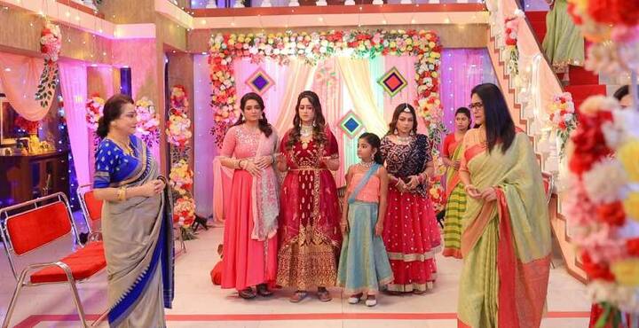 ধারাবাহিক 'জগদ্ধাত্রী' (Jagadhatri)-তে আসতে চলেছে নতুন মোড়। আপাতত বাড়িতে সবাই ব্যস্ত গরিমার বিয়ে নিয়ে। নাচে-গানে জমজমাট উৎসব।