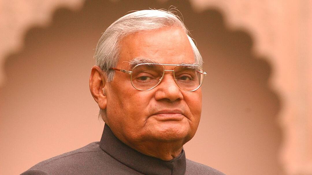 Atal Bihari Vajpayee : आज आमदार खासदारांची पोत्याने खरेदी विक्री होत असताना कोण होता तो खासदार, ज्याने अटलबिहारी वाजपेयींचे सरकार 1 मताने पाडले? The Atal Bihari Vajpayee government had to face a no confidence vote in the Lok Sabha in 1999 Who was the MP whose one vote brought down the Atal Bihari government Atal Bihari Vajpayee : आज आमदार खासदारांची पोत्याने खरेदी विक्री होत असताना कोण होता तो खासदार, ज्याने अटलबिहारी वाजपेयींचे सरकार 1 मताने पाडले?