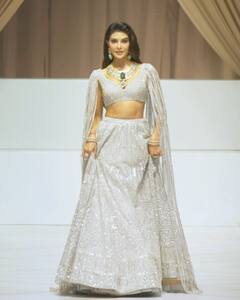 Jacqueline Fernandez PHOTO: સિલ્વર લહેંગામાં જેકલીન ફર્નાન્ડિઝે રેમ્પ પર બતાવ્યો જલવો