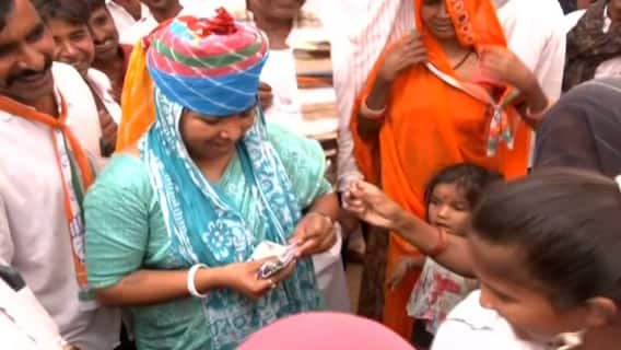 Lok Sabha Election 2024: બનાસકાંઠામાં જોવા મળી ‘ઉલટી ગંગા’, ઉમેદવારને જીતાડવા મતદારો આપી રહ્યા છે રૂપિયા Lok Sabha Election 2024: બનાસકાંઠામાં જોવા મળી ‘ઉલટી ગંગા’, ઉમેદવારને જીતાડવા મતદારો આપી રહ્યા છે રૂપિયા