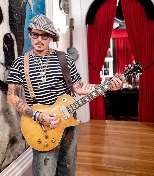 एम्बर हर्ड ने जोनी पर मारपीट का आरोप लगाया था. लेकिन जॉनी ने खुद अपनी पत्नी पर उनपर टॉर्चर करने का एलिगेनश लगाया. इसके बाद जॉनी ये केस जीत गए थे और केस हारने पर एम्बर हर्ड को 1 मिलियन डॉलर चुकाने पड़े थे.