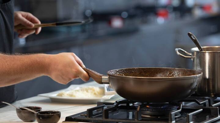 प्रेशर कुकर के इस्तेमाल के दौरान इस बात का जरूर ध्यान रखें कि आंच ज्यादा तेज न हो क्योंकि फ्लेम साइड वॉल में आ सकता है. फ्लेम निचले सर्फेस तक ही रहना चाहिए.