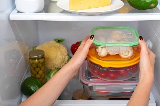 खाना बनाने के 1-2 घंटे में उसे फ्रिज में रखना चाहिए. इसका भी ध्यान रखें कि फ्रिज का टेंपरेचर 2-3 डिग्री तक रहे. अगर पकी सब्जी फ्रिज में रख रहे हैं तो 3-4 घंटे के लिए ही रखें. जब भी खाने के लिए निकालें तो उसे गर्म जरूर कर लें.