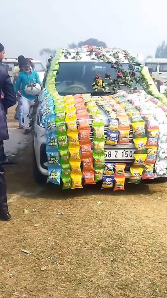 ચિપ્સ-કુરકુરેથી શણગારેલી કાર લઈને આવ્યો વરરાજા