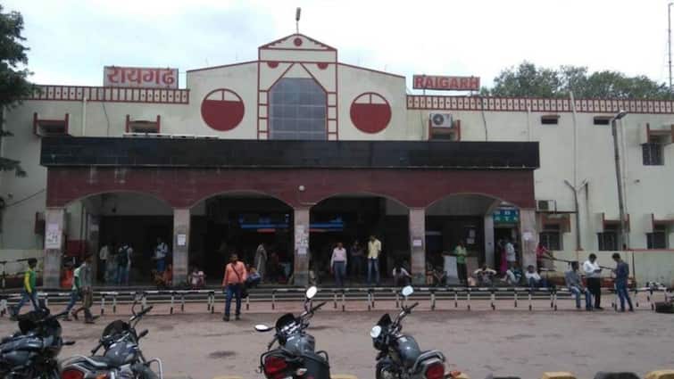 Chhattisgarh News parking work not completed after 4 months Raigarh railway station ANN Raigarh News: चार माह में भी पूरा नहीं हुआ पार्किंग का काम, कैसे होगा रायगढ़ स्टेशन का विकास?