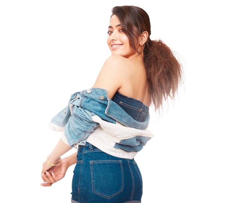 Rashmika mandanna birthday filmography how rashmika became national crush flashback friday abpp  Flashback Friday: કરીના, કૈટરીના વચ્ચે 'શ્રીવલ્લી'એ કઈ રીતે બનાવી જગ્યા, રશ્મિકાના નેશનલ ક્રશ બનવાની સ્ટોરી 