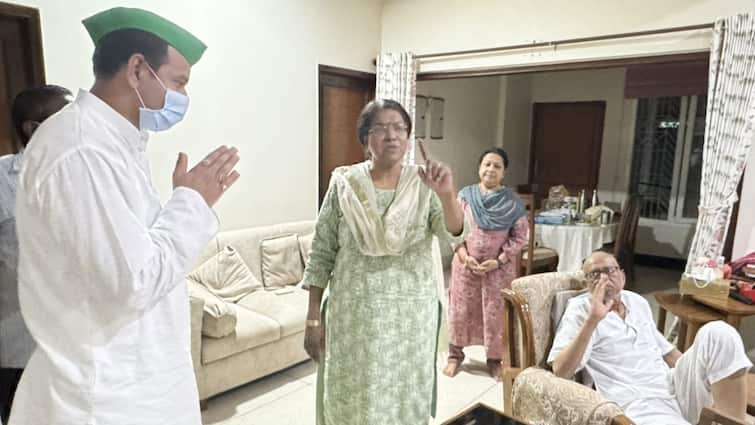 RJD leader Tej Pratap Yadav met cancer sufferer Bjp leader Sushil Modi Tej Pratap Yadav: कैंसर से पीड़ित सुशील मोदी से मिलने पहुंचे गए तेज प्रताप यादव, जाना हाल चाल