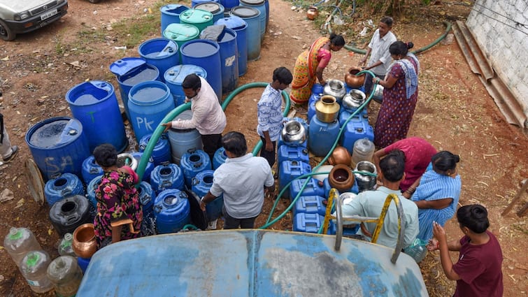 Bengaluru water crisis in Hyderabad water level down Telangana urbanization Hyderabad Water Crisis: बेंगलुरु में बूंद-बूंद को तरसाने के बाद अब हैदराबाद में हो रही पानी की किल्लत, आखिर जल संकट की वजह क्या है