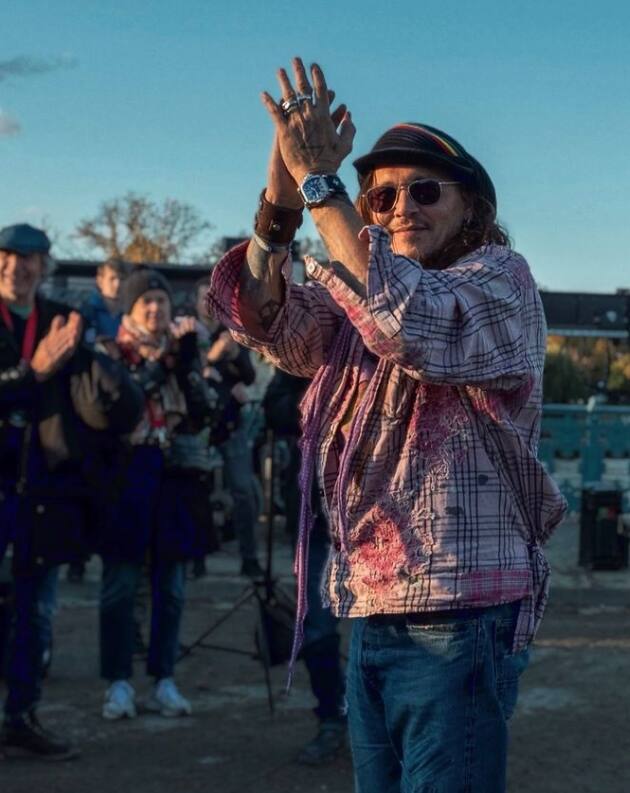 हॉलीवुड स्टार जॉनी डीप भी अपने तलाक की वजह से खूब चर्चा में रहे थे. उनके तलाक ने खूब सुर्खियां बटौरी थीं.