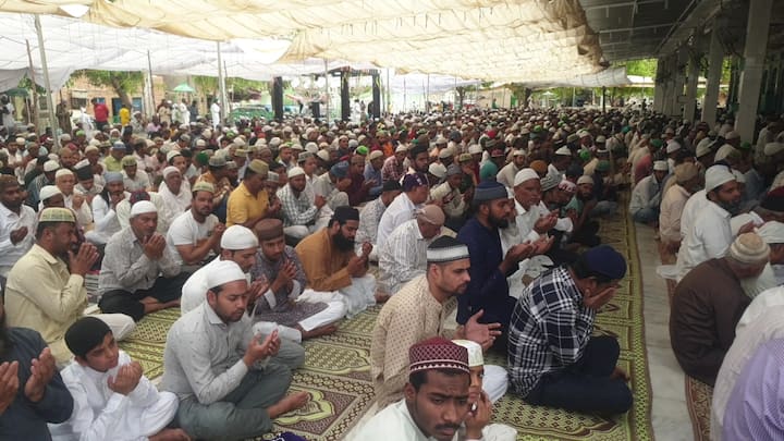 Alvida Jumma Mubarak 2024 Wishes: पवित्र महीने रमजान के आखिरी जुमे पर मस्जिदों में नमाजियों की भीड़ उमड़ी. बच्चों से लेकर बुजुर्गों तक ने खुदा से रहमत की दुआ मांगी.