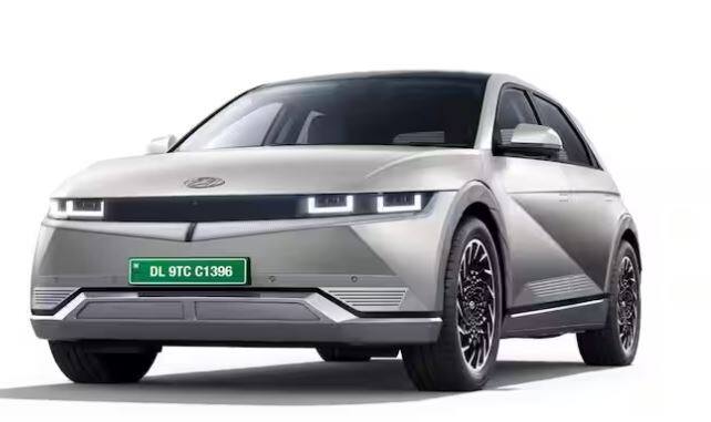 Hyundai IONIQ 5 ਵੀ ਉੱਚ ਰੇਂਜ ਦੀ ਪੇਸ਼ਕਸ਼ ਕਰਨ ਵਾਲੀਆਂ ਕਾਰਾਂ ਦੀ ਸੂਚੀ ਵਿੱਚ ਸ਼ਾਮਲ ਹੈ। ਇਹ ਕਾਰ 18 ਮਿੰਟ 'ਚ 10 ਫੀਸਦੀ ਤੋਂ 80 ਫੀਸਦੀ ਤੱਕ ਚਾਰਜ ਹੋ ਸਕਦੀ ਹੈ। ਹੁੰਡਈ ਦੀ ਇਹ ਕਾਰ ਸਿੰਗਲ ਚਾਰਜਿੰਗ 'ਚ 604 ਕਿਲੋਮੀਟਰ ਦੀ ਰੇਂਜ ਦਿੰਦੀ ਹੈ। ਇਸ ਕਾਰ ਦੀ ਐਕਸ-ਸ਼ੋਰੂਮ ਕੀਮਤ 45.95 ਲੱਖ ਰੁਪਏ ਹੈ।