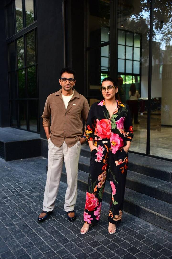 बॉलीवुड की उम्दा एक्ट्रेस विद्या बालन भी आज पैपराजी के कैमरे में कैद हुई. उनके साथ प्रतीक गांधी भी नजर आए.