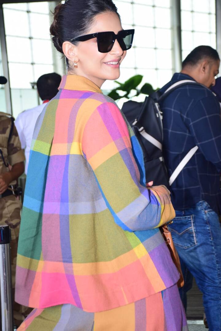 बॉलिवूड इंडस्ट्रीमध्ये सोनम तिच्या अभिनयासोबतच फॅशन सेन्स आणि स्टाईल स्टेटमेंटसाठी प्रसिद्ध आहे.