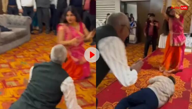 Woman performing Nagin Dance with two people goes Viral watch Video महिला के नागिन डांस में दो 'नाग' ने भी दिया साथ, तीन ने मिलकर लूट ली महफिल, VIDEO वायरल