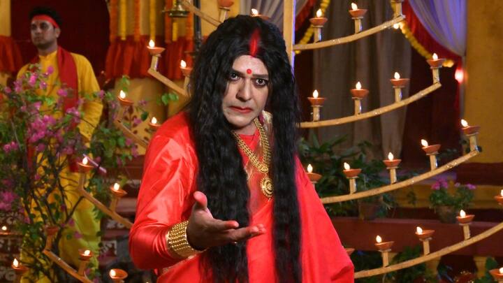 অষ্টমী পুরুষোত্তমের সমস্ত কীর্তি, মানুষকে ভুল বোঝানো সবার সামনে ফাঁস করে দিতে থাকে। পুরুষোত্বমের পথের কাঁটা হয়ে দাঁড়ায় অষ্টমী। তবে এই দ্বৈরথের মধ্যেই পুরুষোত্তমের পুত্রের সঙ্গে বিবাহবন্ধনে আবদ্ধ হয় অষ্টমী। তবে হঠাৎ, পুরুষোত্তমের চক্রান্তেই একটি দুর্ঘটনা ঘটে অষ্টমীর।