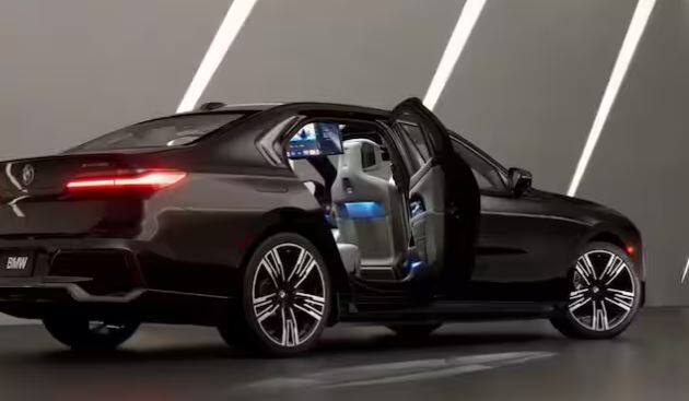 ਬਾਜ਼ਾਰ 'ਚ BMW i7 ਇਲੈਕਟ੍ਰਿਕ ਕਾਰ ਦੇ ਤਿੰਨ ਮਾਡਲ ਮੌਜੂਦ ਹਨ। ਇਹ ਤਿੰਨ ਮਾਡਲ 274 ਮੀਲ ਤੋਂ 321 ਮੀਲ ਦੀ ਰੇਂਜ ਦੀ ਪੇਸ਼ਕਸ਼ ਕਰਦੇ ਹਨ। ਇਸ ਕਾਰ ਦੀ ਐਕਸ-ਸ਼ੋਰੂਮ ਕੀਮਤ 2.13 ਕਰੋੜ ਤੋਂ 2.50 ਕਰੋੜ ਰੁਪਏ ਦੇ ਵਿਚਕਾਰ ਹੈ।